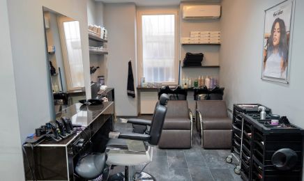 Different Hairstyle & Cosmetics Westend/Taunusanlage: Friseur in Frankfurt am Main