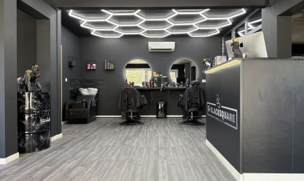The Black Square : Coiffeur à Aiglun