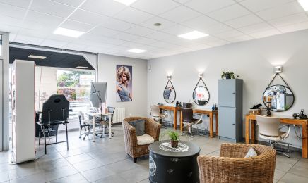 Phoenix coiffure (prothésiste ongulaire, technicienne de cils, sourcils, réflexologie) : Barbier à Bénouville
