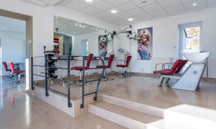 La Fille qui Coiffe : Coiffeur à Marthon
