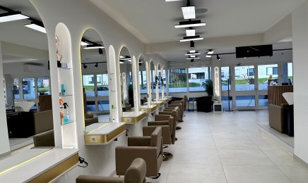 Goldene Schere Friseursalon: Kosmetikstudio in Friedrichshafen