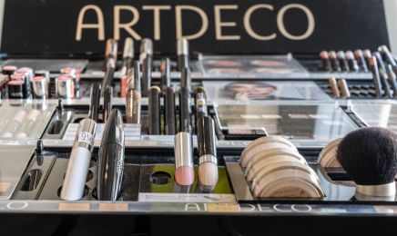 Escale Du Monde : Manucure à Sains-du-Nord