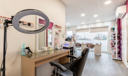 Ombr’elle Esthétique : Manucure à Étoges