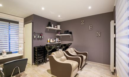 La tête ailleurs : Coiffeur à Plounéventer