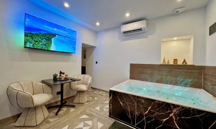 Jacuzzi Spa Privatif l’Hermitage : Spa à Dijon