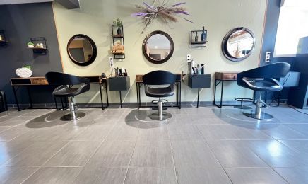 La tête ailleurs  : Coiffeur à Avroult
