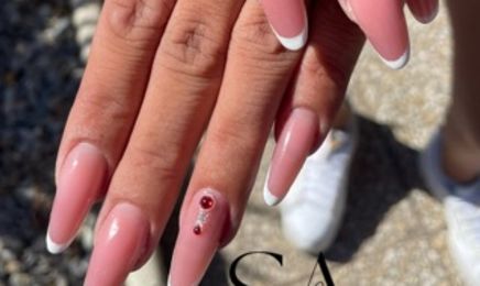 Ongles de strass at Studio Avenue : Manucure à Toulon