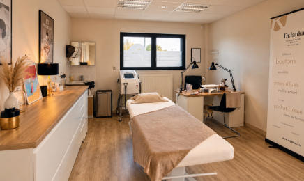Marine Folliot – Esthétique&Laser : Manucure à Saint-Pair-sur-Mer