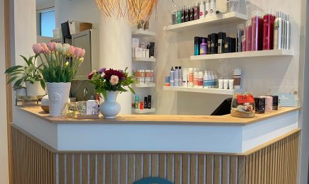 Conny‘s Haar- und Nagelstudio: Friseur in Freiberg