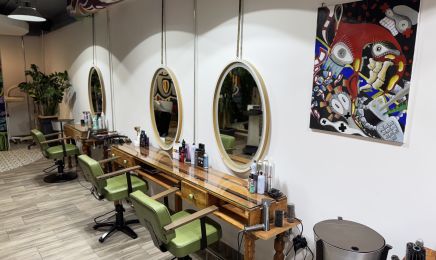 Haardesigner Sali: Kosmetikstudio in Frechen