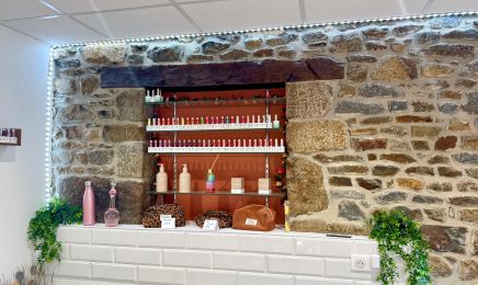 Une douceur colorée : Manucure à Combourg