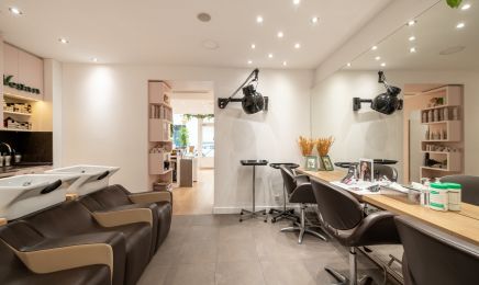 Yoni coiffure spécialiste coloration végétale  Ouvert 7/7 : Coiffeur à Paris