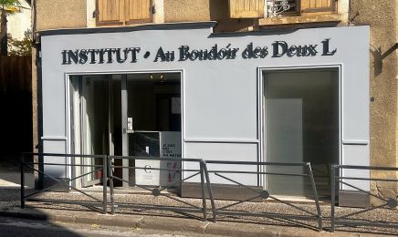 AU BOUDOIR DES DEUX L : Manucure à Gières