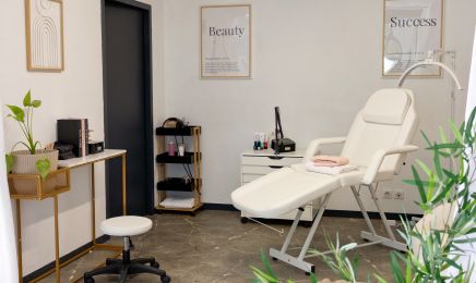 NBM & Co - Ongles et Formations : Institut de beauté à Vercel-Villedieu-le-Camp