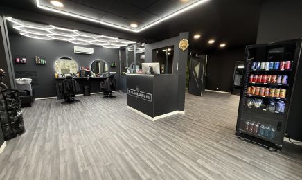 The Black Square : Coiffeur à Aiglun