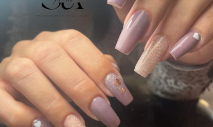 Ongles de strass at Studio Avenue : Manucure à Toulon