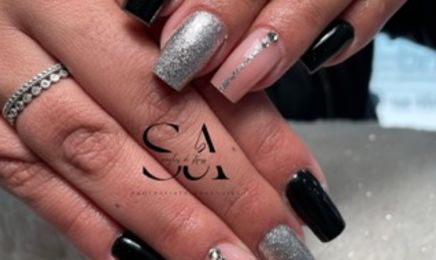 Ongles de strass at Studio Avenue : Manucure à Toulon