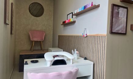 C pour L Esthetique  : Manucure à Sénas