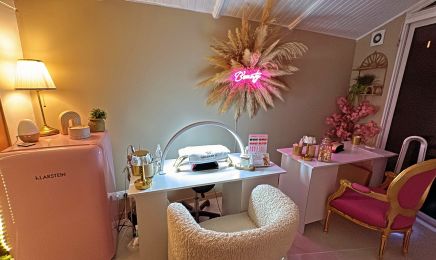 - La Demoiselle du Sud : Coiffeur à Marseille