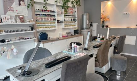 Flownails and Lashes : Nagelstudio in Neubiberg