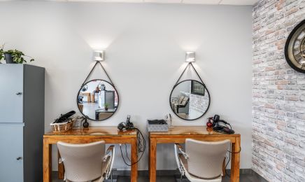 Phoenix coiffure (prothésiste ongulaire, technicienne de cils, sourcils, réflexologie) : Barbier à Bénouville