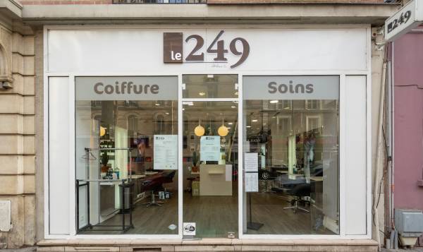 LE 249 HELENE G. LA COIFFURE AUTREMENT