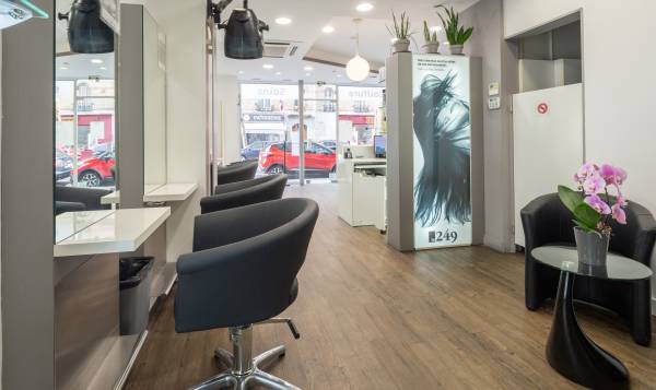 LE 249 HELENE G. LA COIFFURE AUTREMENT