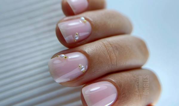 Lucette fait ses ongles