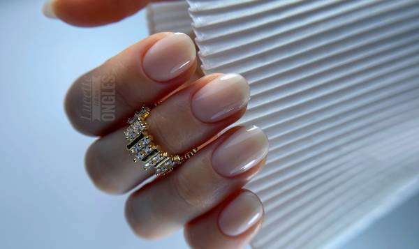 Lucette fait ses ongles