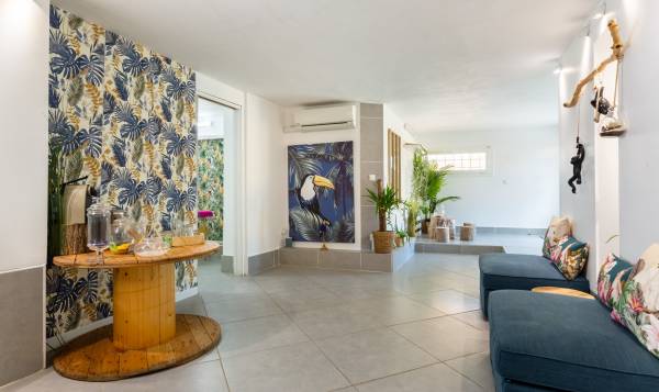 Maison de la beaute by Charnie