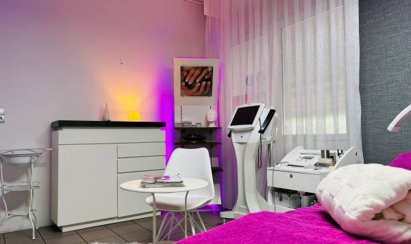 Cowena Ästhetik MIT Nageldesign