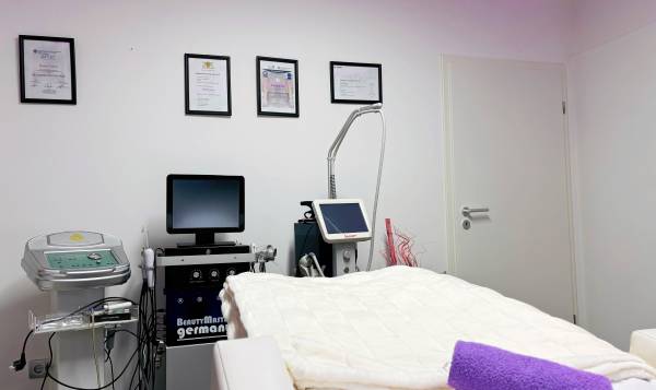 Cowena Ästhetik MIT Nageldesign