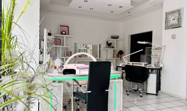 Cowena Ästhetik MIT Nageldesign