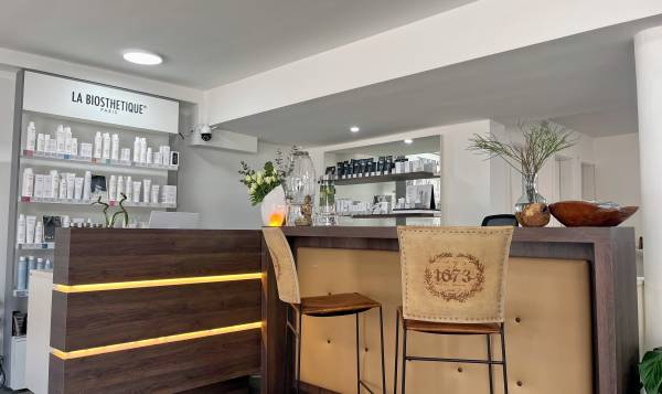 NEDA SALAHI HAIRSTYLING