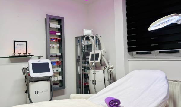 Cowena Ästhetik MIT Nageldesign