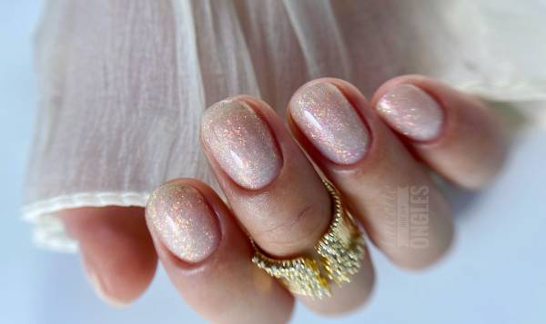 Lucette fait ses ongles