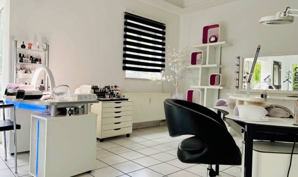 Cowena Ästhetik MIT Nageldesign