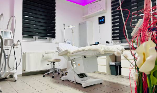 Cowena Ästhetik MIT Nageldesign