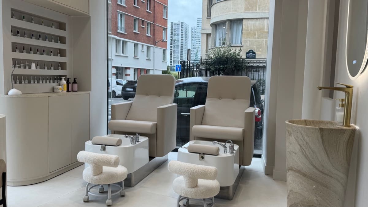 Maison V (Auteuil) — Cabine esthétique / bien-être · Poste de prothésie ongulaire