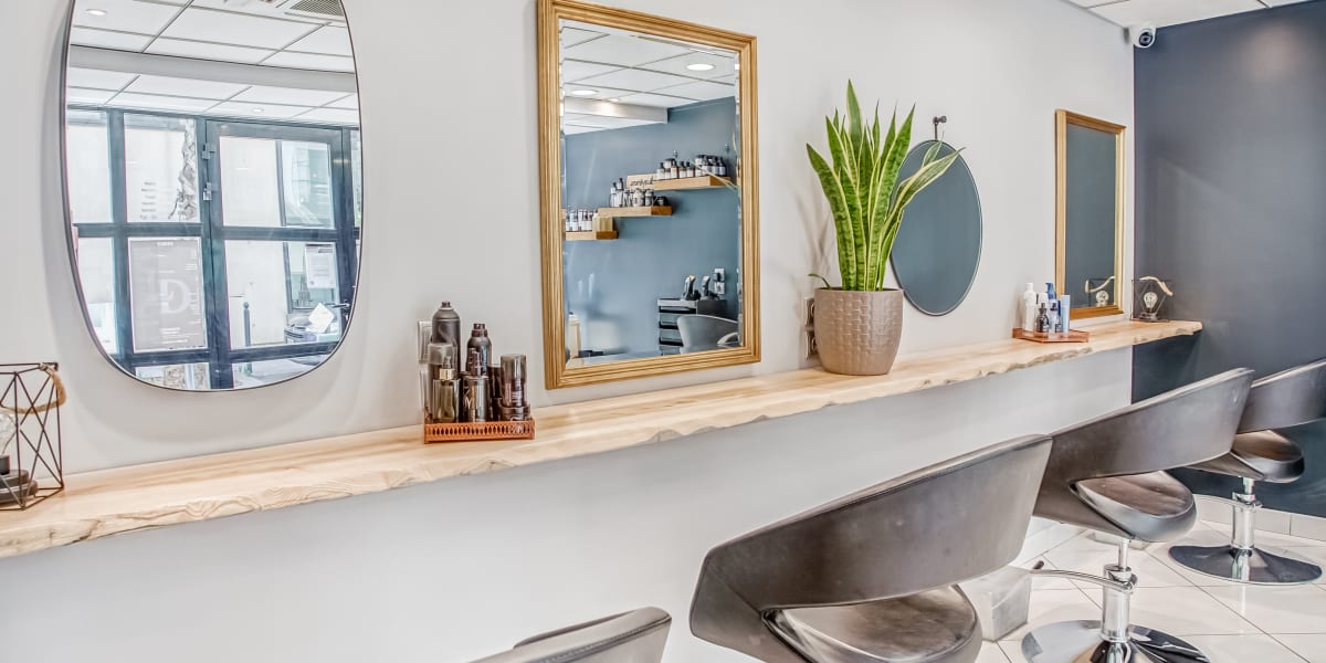 Ligne Droite - Port Marianne - Coiffure Montpellier - Photo de couverture - OneBooking