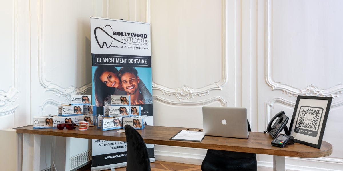 Hollywood White - Centre de Blanchiment Dentaire - Strass Dentaire - Institut de beauté Lyon - Photo de couverture - OneBooking