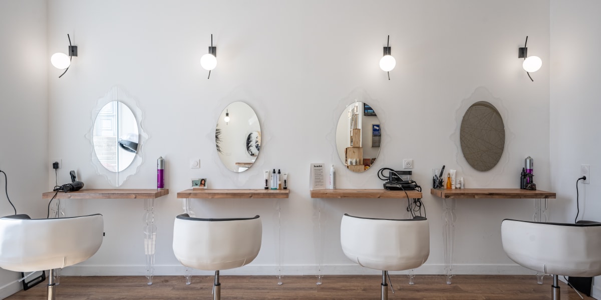 Le miroir - Coiffure Cambrai - Photo de couverture - OneBooking