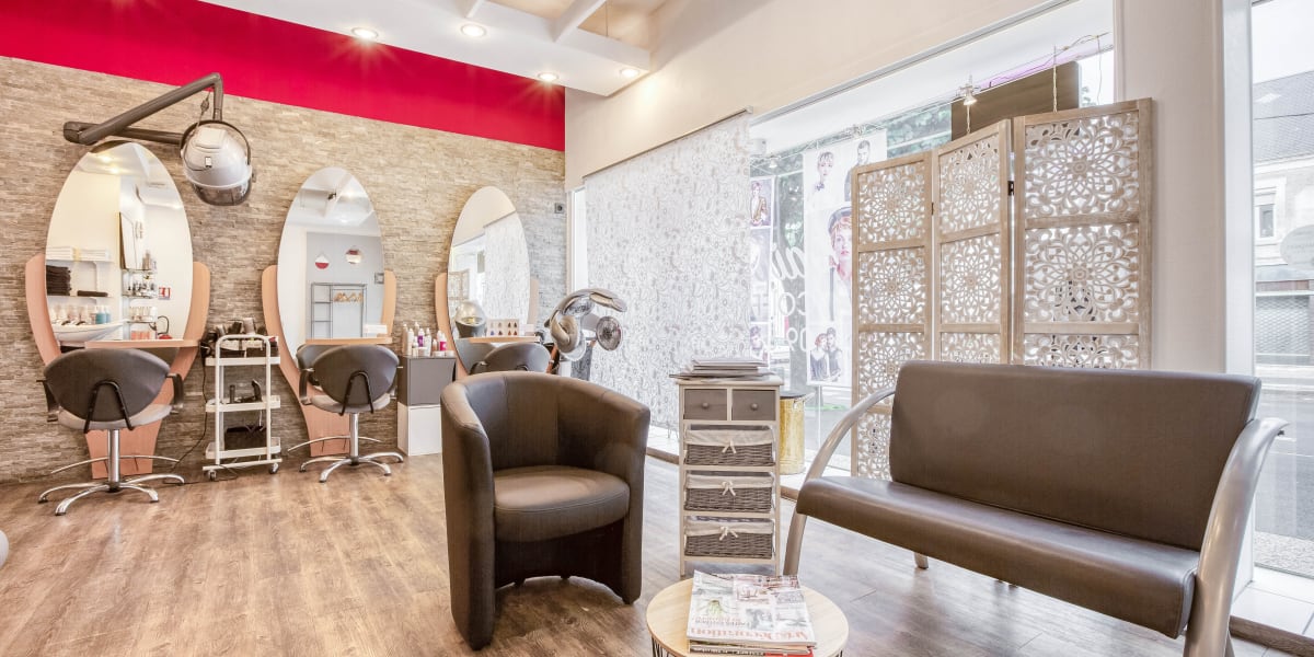 Ciseaux dans l'hair - Coiffure Châteauroux - Photo de couverture - OneBooking