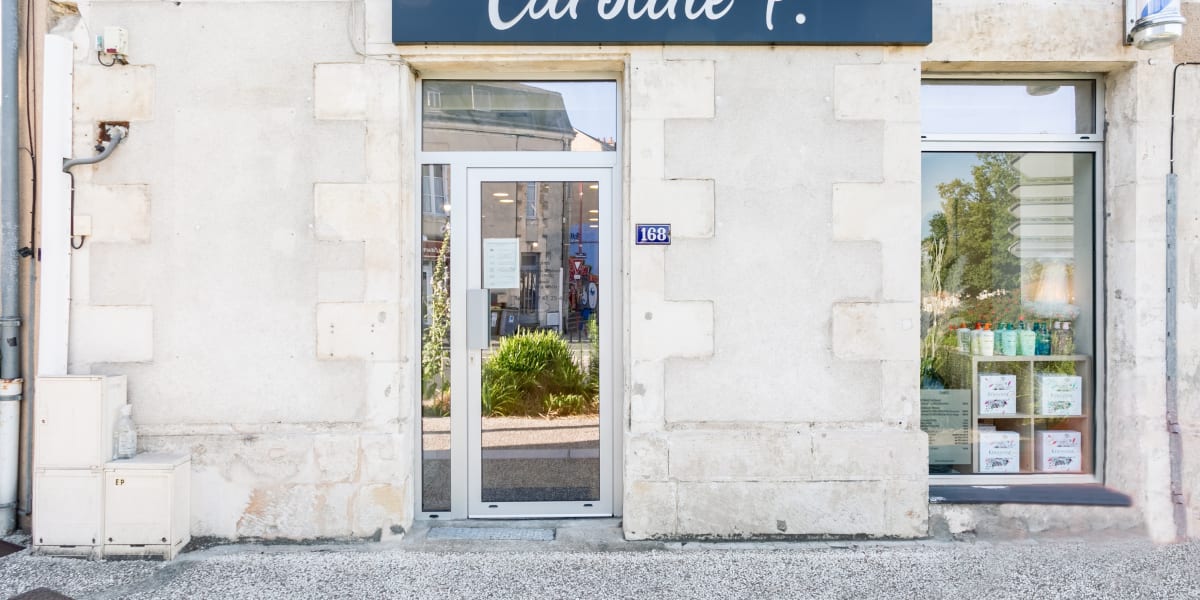Caroline P - Onglerie Poitiers - Photo de couverture - OneBooking