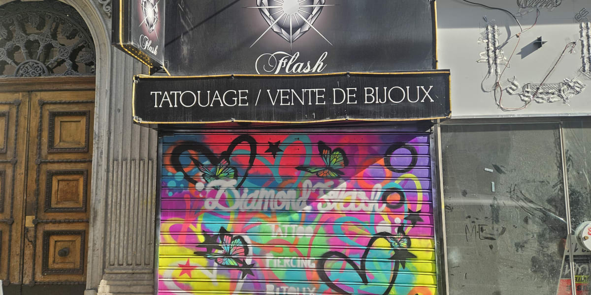 Diamond Flash tattoo by Diane, tatoueur et pierceur - Onglerie Lyon - Photo de couverture - OneBooking