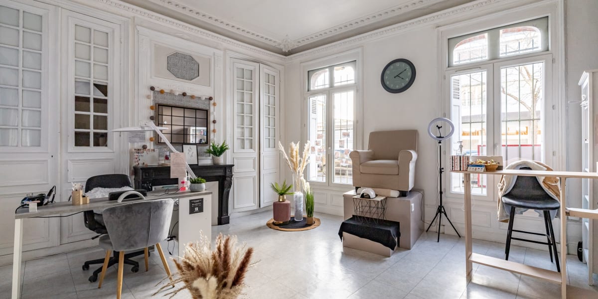 Du bout des doigts - Onglerie Lisieux - Photo de couverture - OneBooking