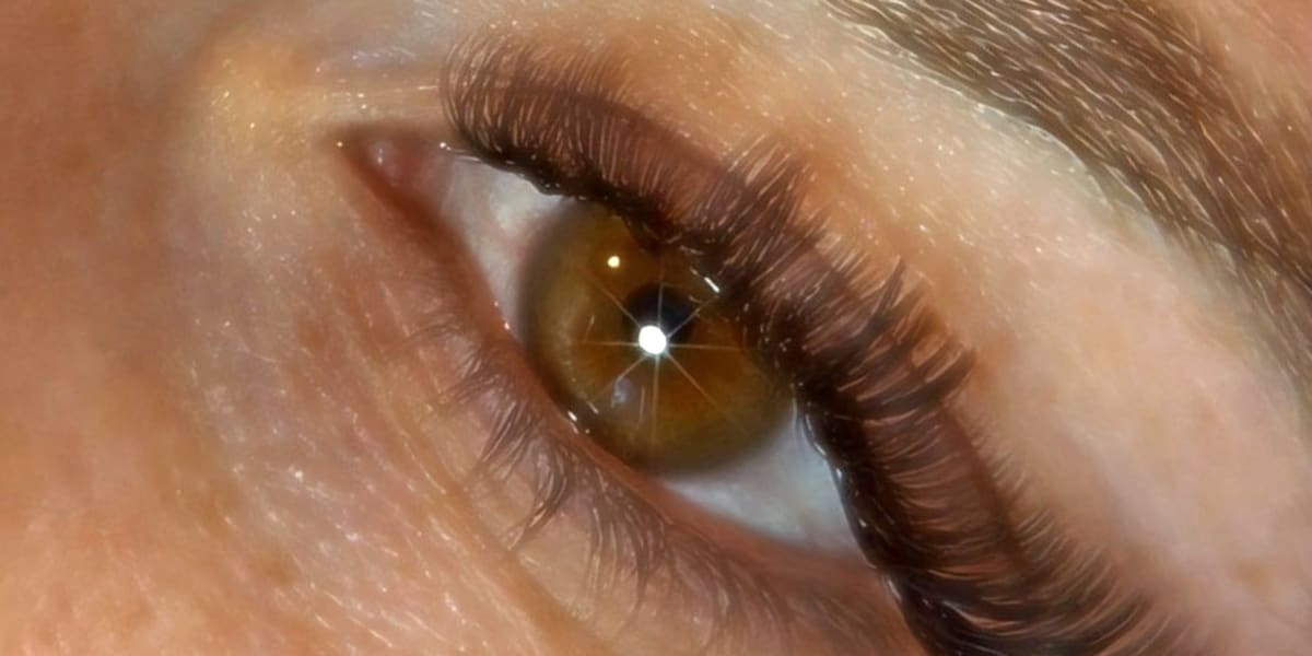 Les cils d'Emilie - Sourcils & cils Grasse - Photo de couverture - OneBooking