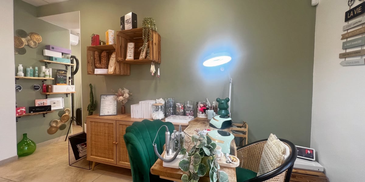 Happy Nails By Patou chez L’Appart Coiffure - Onglerie Toulon - Photo de couverture - OneBooking