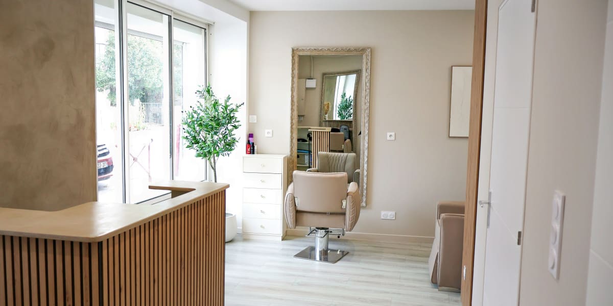 By Charlie - Coiffure Paulhan - Photo de couverture - OneBooking