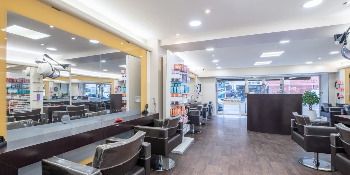 Renaissance - Coiffure Tassin-la-Demi-Lune - Photo de couverture - OneBooking